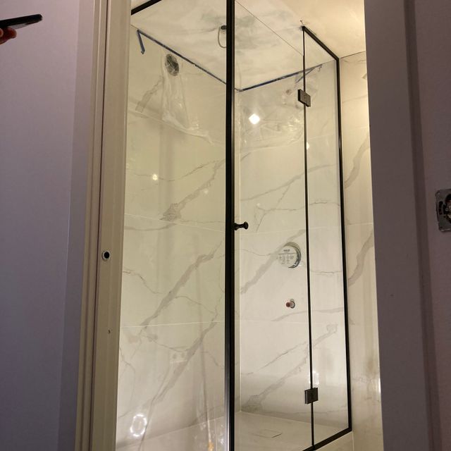 Moderne Glasdusche der Glaserei für Duschen in Wien
